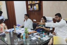 A massive uproar erupted during the Raipur Municipal Corporation Zone 4 meeting: Leader of the Opposition Akash Tiwari was enraged by officials' vague answers. Raipur, Chhattisgarh, Khabargali