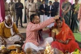 Chants echo in Jagdalpur Jail; girlfriend arrives to marry lover imprisoned in a rape case. hindi news chhattigarh news khabargali 