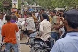  Elderly man robbed of ₹3.5 lakh after leaving bank; bystanders chased down and nabbed the accused. kawardha hindi news latest news khabargali 