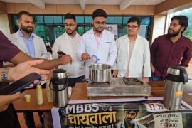  Intern doctors in Rajnandgaon staged a unique protest; posing as 'MBBS Chaiwalas,' they sold tea while remaining firm on their demand for a stipend hike. Latest News Hindi news khabargali 