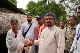 Dr. Prem Sai Guruji visited families affected by Naxal violence; Sukki, who had lost a leg, received ₹51,000 for house repairs and a monthly allowance of ₹31,000 for one year to support her wedding. Hindi