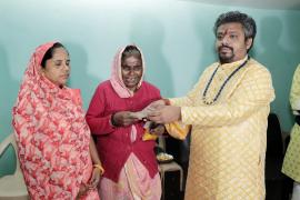 Dr. Premsai, the head priest of Maa Matangi Dham, visited families affected by Naxal violence and provided support by distributing financial aid, rations, and clothing hindi news big news khabrgali