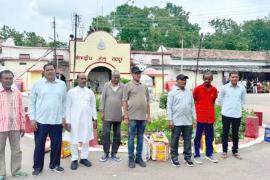 Freedom before Independence Day: 9 prisoners released from Raipur Central Jail; Shrimad Bhagavad Gita seen in their hands. hindi news khabargali 