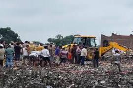 Massive explosion at firecracker factory; 3 dead and 5 injured; area rocked by blasts; search underway for people trapped in the debris. hindi news uttarpradesh news khabargali 