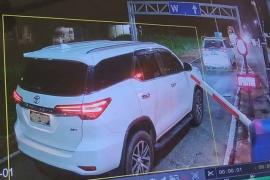  Toll boom falls on Minister Lakshmi Rajwade's vehicle; security personnel assault toll worker. ambikapur hindi news khabargali 
