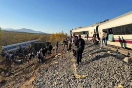 Violent collision between two high-speed trains 39 people dead train accident khabargali 