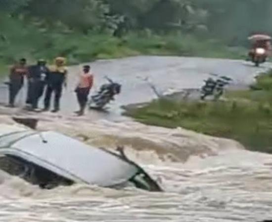 Rain wreaks havoc in Chhattisgarh, car swept away in overflowing drain, rescued by swimming hindi News big News latest News khabargali 