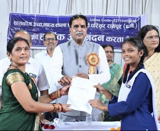 MLA Rajesh Munat presented cheques of ₹5,000 each to 36 meritorious students, gifted smart class and solar panels to Pt. Ravishankar Shukla University Campus School, Raipur, Chhattisgarh Khabargali