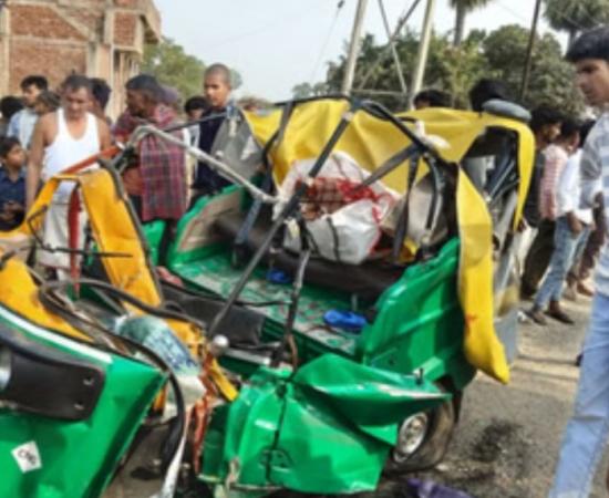 Truck and auto-rickshaw collide, five people killed, bodies retrieved using JCB hindi News latest News khabargali 