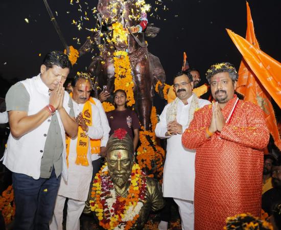 माँ मातंगी धाम में राष्ट्रीय गौरव रथ का ऐतिहासिक स्वागत, 25 हजार से ज्यादा श्रद्धालुओं ने भरा आस्था और राष्ट्रभक्ति का संगम खबरगली Rashtriya Gaurav Rath receives historic welcome at Maa Matangi Dham; over 25,000 devotees witness a confluence of faith and patriotism dhamtari news latest news khabargali 