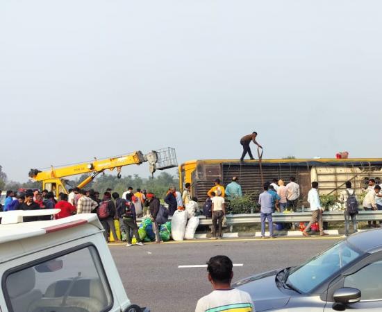  एक्सप्रेस-वे पर पलटी डबल डेकर बस, ड्राइवर को नींद आने से हुआ हादसा, 6 की मौत खबरगली Double-decker bus overturns on expressway; driver falls asleep, 6 killed hindi news big news khabargali 