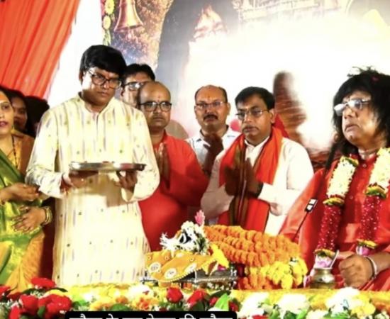 A wave of devotion in Raipur: Devotees were mesmerized listening to the character of Kevat from the mouth of renowned Kathavachas and supreme cow devotee Pujya Acharya Shri Kaushik Ji Maharaj who had come from Vrindavan, three-day Lord Shri Ram and Shri Kevat character story organized in the Sri Jagannath Temple auditorium located in Gayatri Nagar under the aegis of Surabhi Janjagran Seva Samiti, coordinator Ajay Bhagat, Chhattisgarh, Khabargali