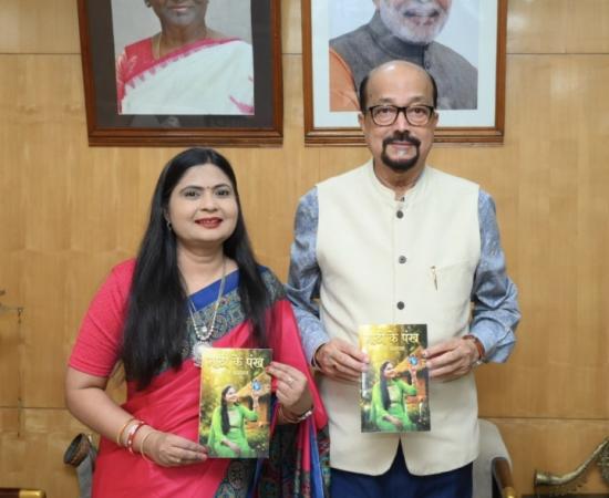 Governor Ramen Deka released Pooja Agarwal's book 'Mati Ke Pankh', Raipur, Chhattisgarh, Khabargali