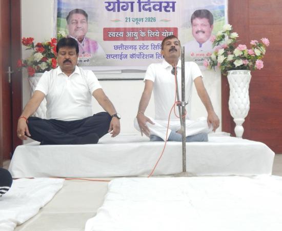 Theme 'Yoga for Healthy Ageing', Yoga is the basis of balance in life, adopt yoga for a healthy life, Sanjay Srivastava, Chairman of Civil Supplies Corporation, Yogacharya Jitendra Kumar Agarwal, Deputy AGM, NAN, Nava Raipur, Chhattisgarh, Khabargali