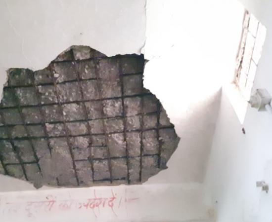 Ceiling plaster falls in government school; three students injured. Hindi news latest news khabargali 