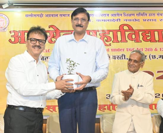 Grand induction program for new students at Agrasen College, Police Commissioner Sanjeev Shukla gave the mantra of success, Raipur, Chhattisgarh, Khabargali