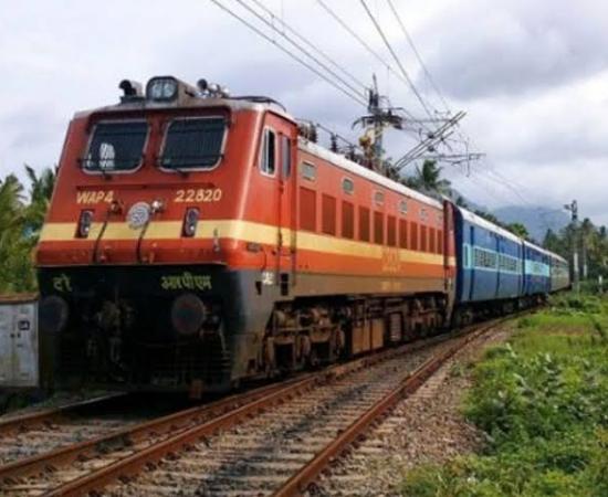  Dozens of trains are running hours late every day—with the Tirupati Express delayed by 9 hours and the Amarkantak Express by 5 hours—due to rain and flooding raipur chhattisgarh news khabargali 