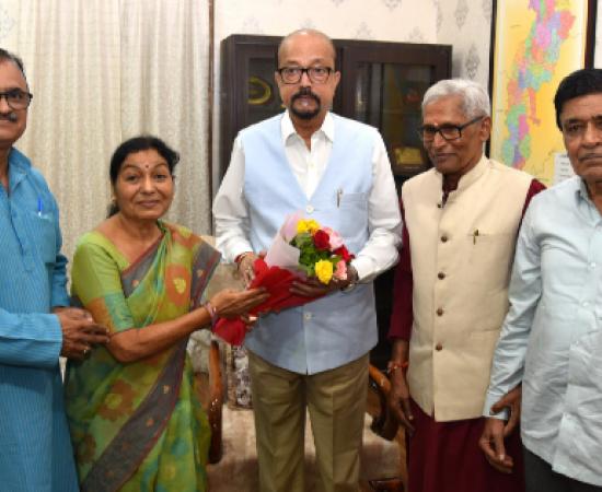 Positive initiative to include Chhattisgarhi in the Eighth Schedule; Chhattisgarhi linguists met Governor Ramen Deka. Latest news Hindi News khabargali 