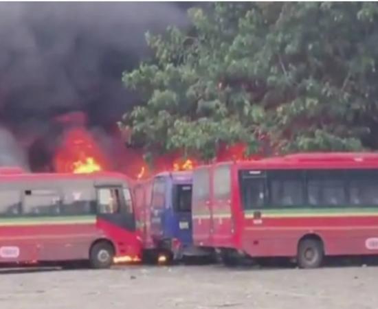 Major accident at Mumbai bus depot massive fire breaks out in 10 BEST buses latest News hindi news khabargali 