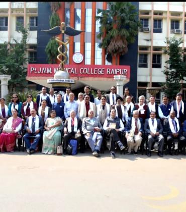 Through the windows of memory, The first 'Alumni Meet' of the Ophthalmology Department of PT JNM Medical College concludes, bringing together leading experts from India and abroad.  A reunion of former students of the Ophthalmology Department of Raipur Medical College, where teachers were honored. Department Head Dr. Nidhi Pandey, Raipur, Chhattisgarh, Khabargali