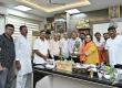 Raipur Sarafa Association discussed some important points related to the business sector and market with the Mayor. Madam Meenal Choubey instructed the officials to take immediate action regarding the resolution. President Dharam Bhansali and Secretary Jitendra Golchha, Raipur, Khabargali