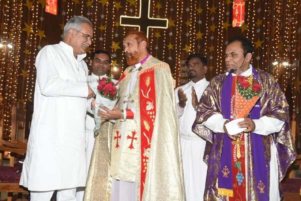 CM bhupesh arrives at St. Paul's Cathedral for Christmas