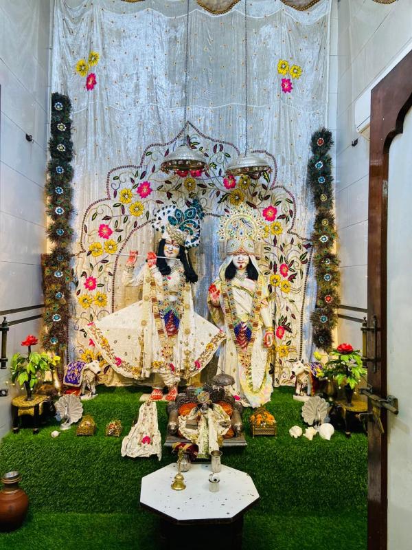 Shri Radha Krishna Temple located at Jawahar Nagar, Mahaprabhu, Maharas, Amritrupi Kheer, Shri Jugal-Jodi, Sarkar Ji, Divine White Shringar, Chief Priest Pandit Malaiya Maharaj, Raipur, Khabargali