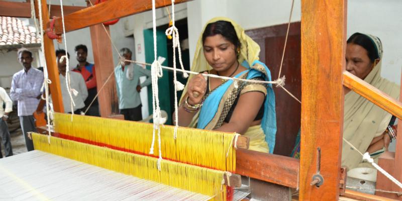 Khabragali, Innovation, Handloom, Online, Village Industries, Village Industries Minister Guru Rudrakumar, Director, Sudhakar Khalkho, Dr. Smt Maninder Kaur Dwivedi, Raipur, Chhattisgarh