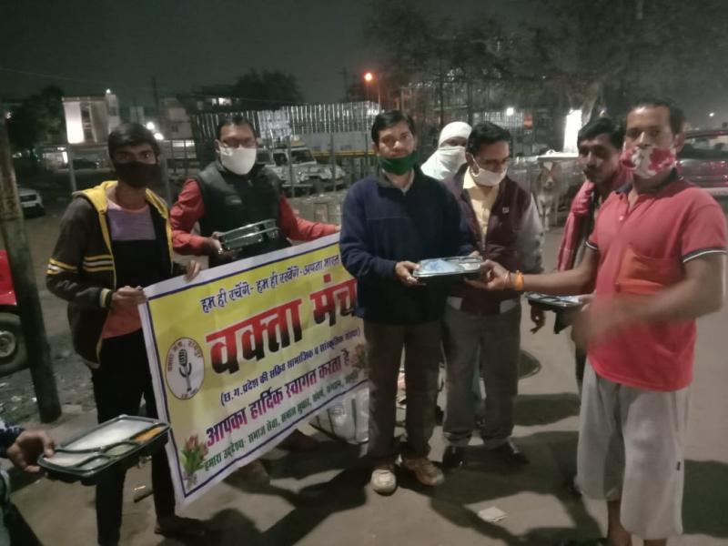 Frustrated, sleeping on pavement, poor destitute, social organization speaker forum, dinner arrangement, Rajesh Parate, Raipur, Chhattisgarh, Khabargali