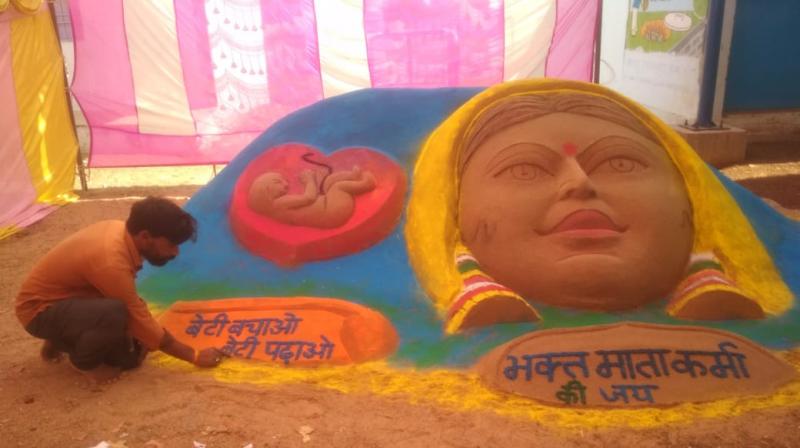 Tama Seoni, Famous Send Artist, Hemchand Sahu, Village Semra, Sand Artwork, Devoted Mother Karma and Newborn Baby Statue, Beti Bachao Beti Padhao, Sunil Soni MP, Raipur, Ashok Bajaj, Former Apex Bank President, Chhattisgarh, Khabargali