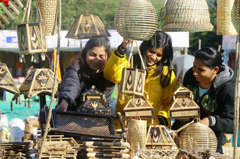 Chhattisgarh, Handicrafts, Weavers, Exhibition, Gondwana Festival, Vaibhav Sisodia, Special Pashmina Shawl of Kashmir, Salwar Suits, Kashmiri Embroidery Saree, Phulkari of Punjab, Banarasi Sarees & Salwar Suits of Varanasi, Handloom Sarees & Bedsheets of Orissa, Chicken Work of Lucknow  , Balaghat Varasivani's Traditional Kosa Sarees, Chanderi and Maheshwari Sarees, Bagh Dabu, Sua, Panthi, Raut, Karma, Saila, Gedi, Bengu Dance, as well as Rajasthani Dance, Oriya Dance, Kalbeliya Dance, Raipur, Khabargali
