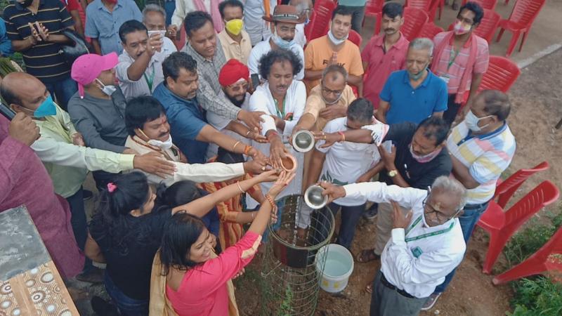 Planting 1000 Peepal saplings, Green Army, Oxygen, Amitabh Dubey, NR Naidu, Vineet Sharma, Shiv Sahu, Raipur, Khabargali