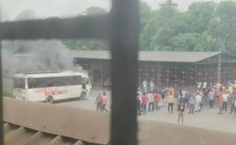 Siltara, SKS Ispat, strike, employee, Raipur, Chhattisgarh, fire in police vehicle, salary hike, Khabargali
