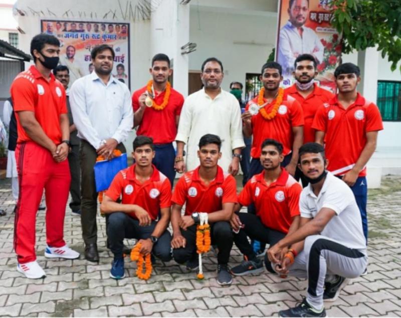 Public Health Engineering and Village Industries Minister Guru Rudrakumar, Weight Lifter Lahre Brothers, Senior, Junior and Sub Junior National Weightlifting Championship, Ajay Deep Sarang, Vijay Maheshwari, Komal Maheshwari, Raja Bharti, Bhavesh Sarang, Hansraj Markandey and Lucky Markam, Chhattisgarh, Khabargali