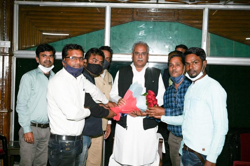 Chhattisgarh Assistant Teachers Federation, Chief Minister Bhupesh Baghel, Manish Mishra, Working President C.D. Bhatt and Siraj Bakht, Secretary Sukhnandan Yadav, Spokesperson Basant Kaushik and Rajkumar Yadav, Khabargali