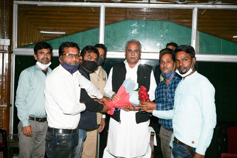 Chhattisgarh Assistant Teachers Federation, Chief Minister Bhupesh Baghel, Manish Mishra, Working President C.D.  Bhatt and Siraj Bakht, Secretary Sukhnandan Yadav, Spokesperson Basant Kaushik and Rajkumar Yadav, Khabargali