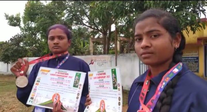 Radhika Hidko, Jyoti Chakradhari, Silver Medal, Pusavad of Daundi Block, Liladhar Nirmalkar, Tribal Daughters, Chhattisgarh, Visakhapatnam, Two Day 5th International Karate Championship, Khabargali