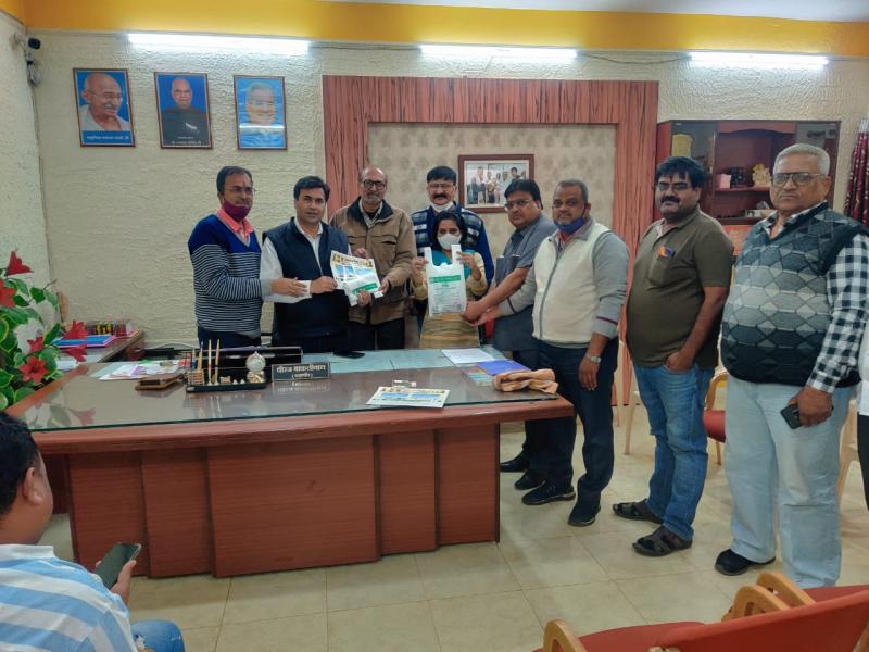 Environmental activist Laxmi Sharma, Durg Nigam, Free 25000 Biodegradable Bags, Non Woven, Municipal Corporation, Swachh Bharat Mission 2.0, Increasing Single Use Plastic, Mayor Dheeraj Bakliwal, Commissioner Haresh Mandavi, Health Officer and Public Relations Officer, Girish Dewan,  Assistant Health Officer Javed Ali, Prahlad Rungta, Chhattisgarh, Khabargali