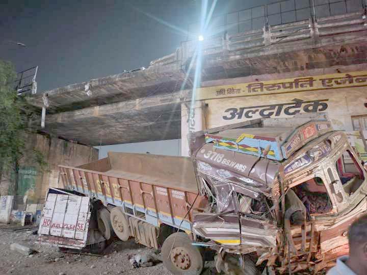 Fort, bike collided, truck fell on pickup below overbridge, four people died, located at Dhamdha Naka, railway bridge, accident, Khabargali