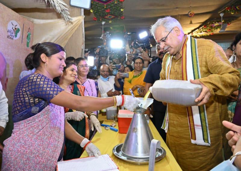 Chief Minister Baghel became the first cow urine seller of the state, the first festival of Chhattisgarh, Hareli, Khabargali