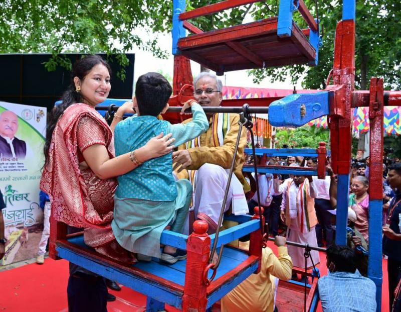 Hareli, CM Baghel, agricultural instruments, duly worshiped Gaumata, climbed the gedi, ran the bhaura, danced Raut, Karma dance, tribal dance, folk artist, traditional Chhattisgarhi musical instrument, Chhattisgarh, Khabargali.
