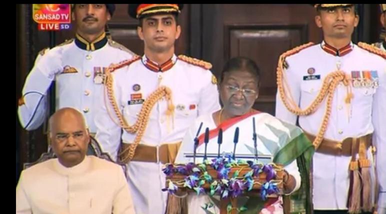 Draupadi Murmu (Droupadi Mu took oath as the 15th President of the country. The country's first woman tribal president. Chief Justice of India NV Ramana, Draupadi Murmu, administered the oath of office. The country's second woman President, India, Khabargali