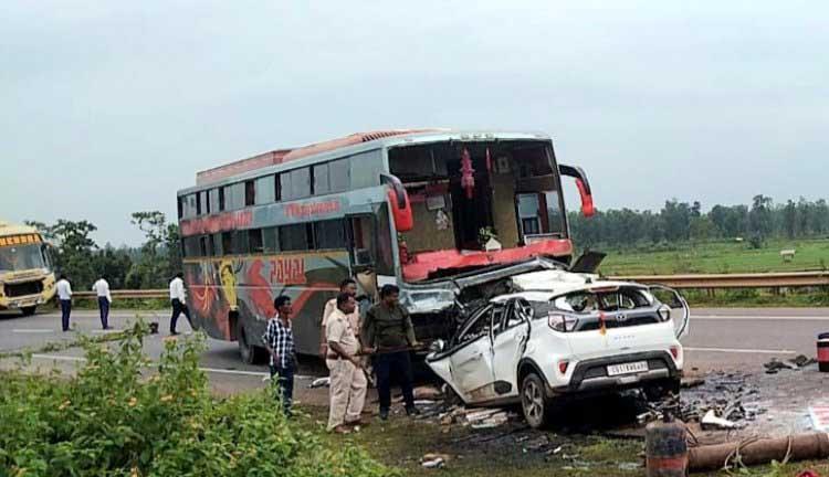 Fierce Collision, Collision, Accident, Bus of Kotwali Than Travels of Bastar District, Village Metawada, Bastar, Death, Chhattisgarh, Khabargali on Jagdalpur-Raipur National Highway-30