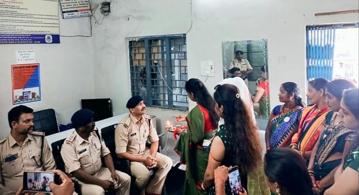 Rakhi to Khaki, Tejaswini Foundation, Traffic Police to the police brothers of Cyber ​​Police Station and Moudapara Police Station, Rajendra Nagar Police Station, Azad Chowk Police Station, Amanaka, Police Station, Mahila Police Station Civil Line, Golbazar, Gudhiyari, Additional Superintendent of Police Office, Harsha Sahu, Amrita Sharma  Anita Agarwal, Hemin Sahu, Manisha Sharma, Kiran Sahu, Neha Jain, Chanchal Thakur, Sapna Samundre, Raipur, Chhattisgarh, Khabargali