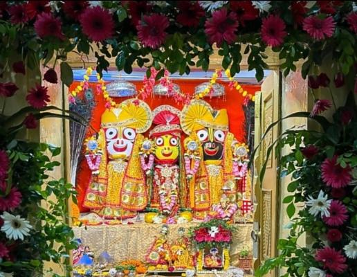 Krishna Janmotsav, Jagannath Temple at Sadar Bazar, Raipur, Lord Jagannath, Bade Bhaiya Baldau, Sister Goddess Subhadra, statues made of sandalwood and neem, Deity of God, Pandit Gunwant Vyas Samiti, Bhajan Sandhya, Omprakash Pujari, 300 years old, Pipli Village  , ninth generation, chhattisgarh, khabargali