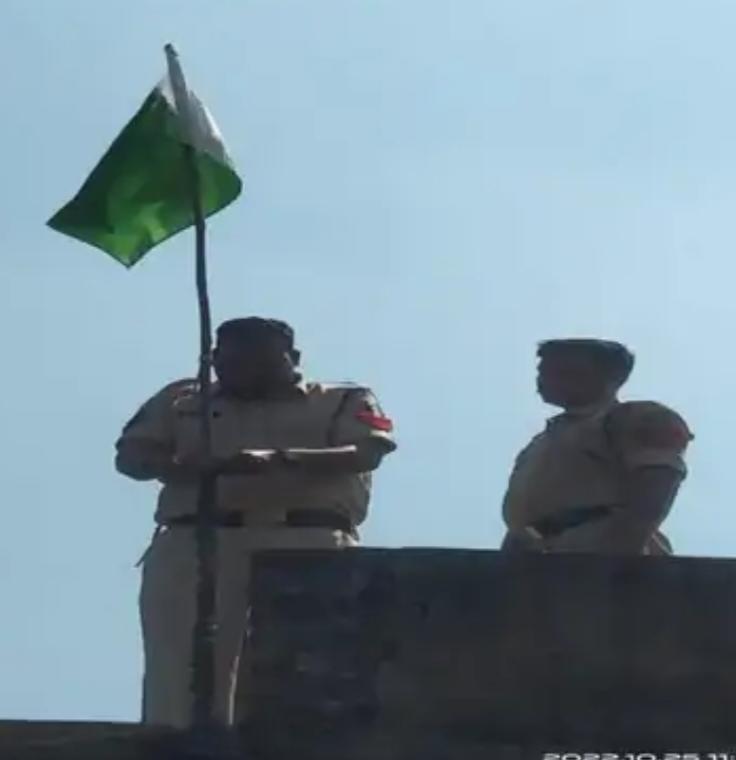 Pakistani flag, Chhattisgarh, Sarangarh-Bilaigarh district, Sariya, fruit seller Sohail Khan, Viral, Khabargali