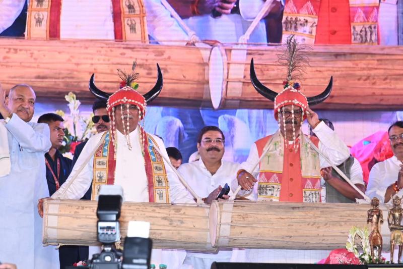 Chief Minister Bhupesh Baghel, Science College Ground, Tribal Nagada, Tribal Dance Festival, inauguration, Assembly Speaker Dr. Charandas Mahant, Home Minister Tamradhwaj Sahu, Agriculture Minister Ravindra Choubey, Transport Minister Mohammad Akbar, Culture Minister Amarjit Bhagat, Excise Minister Kawasi Lakhma, Women and  Child Development Minister Smt. Anila Bhendia, Rajyotsava, Chhattisgarh, Khabargali