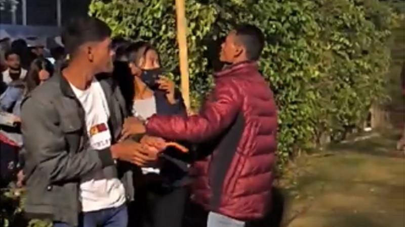 Rapper King, live concert, Gaurav Garden located on VIP Road, outrage, ruckus, broke tables and chairs, threw shoes and bottles on stage, situation worsened, bouncers started baton, Raipur, Chhattisgarh, Khabargali