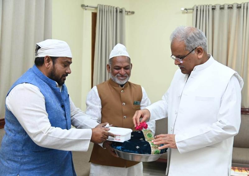 Ajmer-based Khwaja Moinuddin Chishti, Chadar and Akidat flowers, Chief Minister Bhupesh Baghel, Alderman Naeem Raza, Faheem Khan, Mayor of Raipur Municipal Corporation Ejaz Dhebar, Chhattisgarh, Khabargali