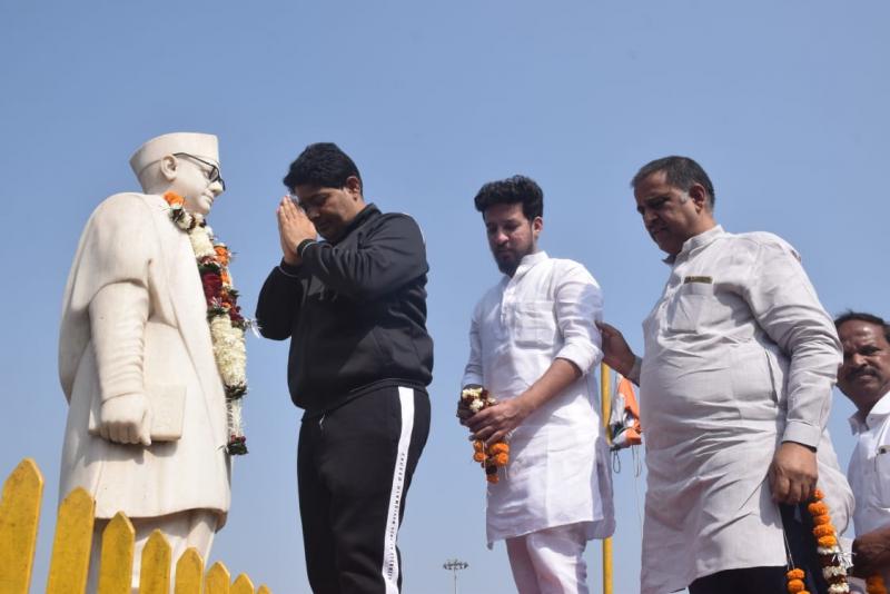 Netaji Subhash Chandra Bose's birth anniversary at Station Chowk, Chhattisgarh Youth Army Organization, self.  Govind Sharma, Pammi Bhaiya, Corporation Mayor Ejaz Dhebar, Kuldeep Juneja, Jasmeet Sharma, Raipur, Khabargali